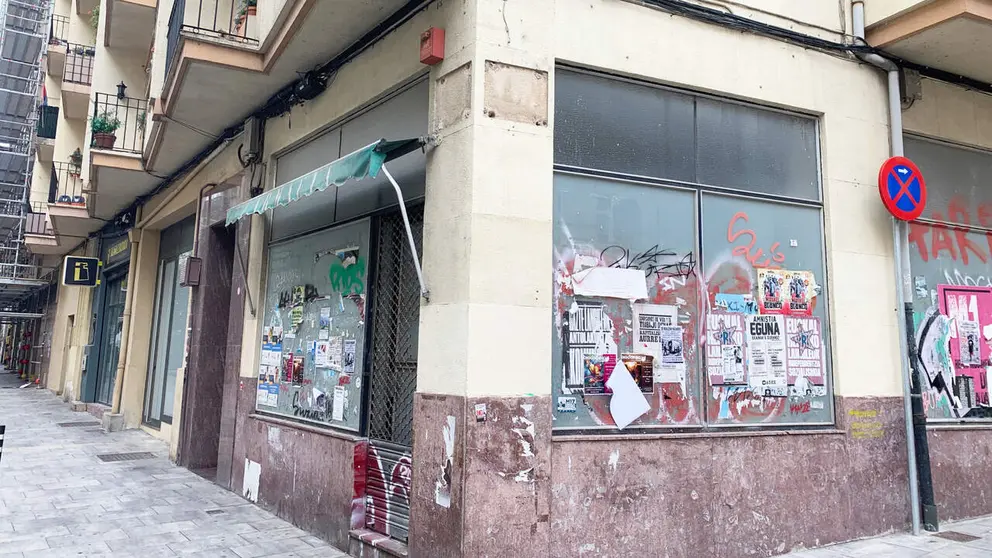 Sin placas de las calles y comercios abandonados en el barrio de la Milagrosa. Navarra.com (esquina traves&iacute;a Guelbenzu y manuel de falla)