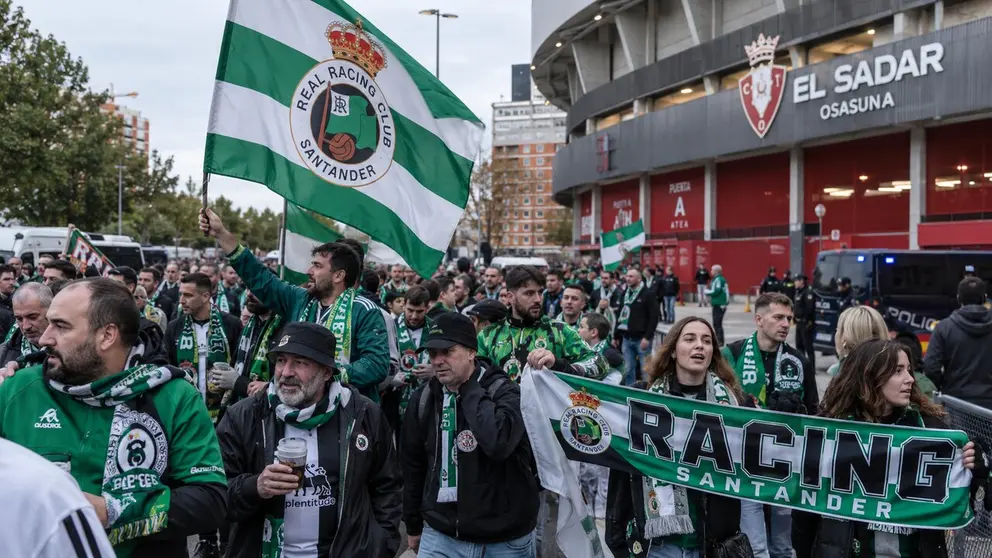 Afición verdiblanca camino de El Sadar en una imagen generada por IA.