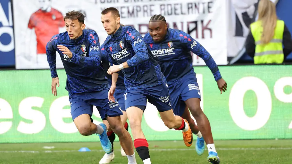 Budimir, Dubasin y Boyomo calientan en los minutos previos de jugar ante el Racing. CA Osasuna.