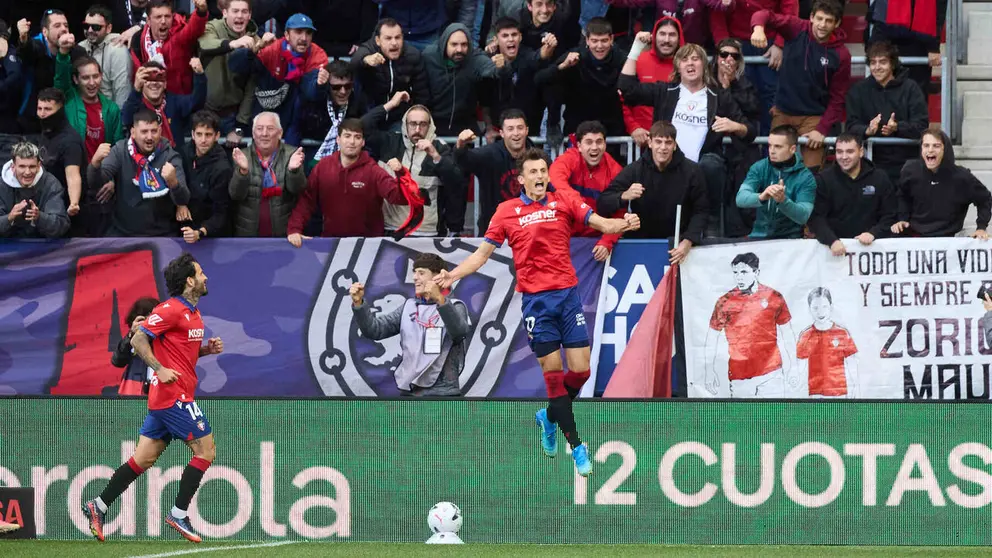 Ante Budimir (17. OSA) y Rub&eacute;n Garc&iacute;a (14. OSA) celebran el gol de Ante Budimir (17. OSA) para CA Osasuna (1-0) durante el partido de f&uacute;tbol de LaLiga EA Sports entre CA Osasuna y Racing de Santander disputado en el estadio El Sadar de Pamplona I&Ntilde;IGO ALZUGARAY
