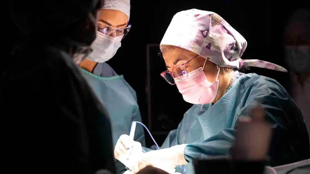 La Dra. Isabel Rubio, coordinadora del &Aacute;rea de C&aacute;ncer de Mama del CCUN, durante una cirug&iacute;a conservadora de extirpaci&oacute;n del tumor.