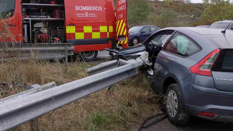 Los bomberos atienden el accidente en la PA-31. BOMBEROS DE NAVARRA