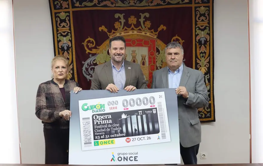 Alejandro Toquero con el cup&oacute;n de la ONCE del Festival &Oacute;pera Prima. AYUNTAMIENTO DE TUDELA