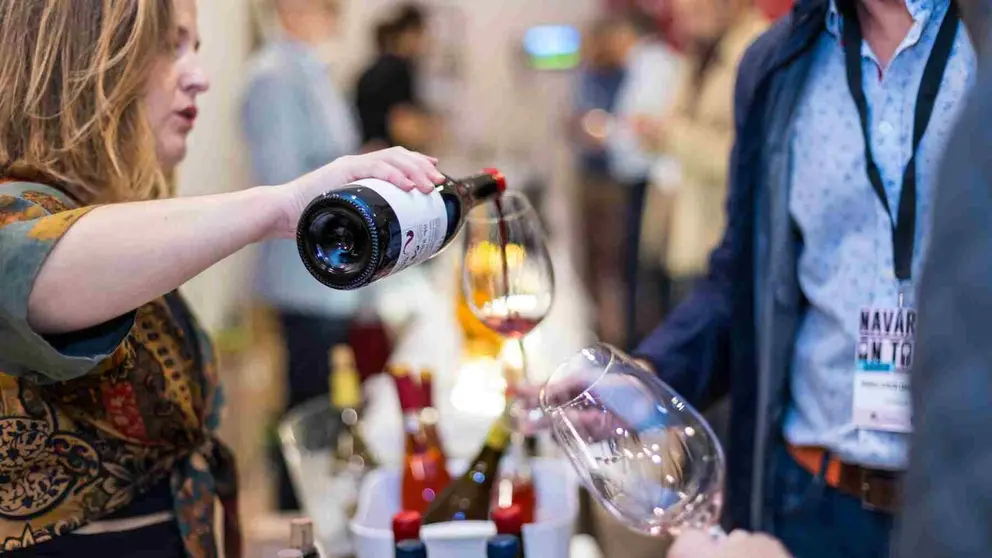 Una somelier sirve vino de la D.O Navarra en una feria. D O. NAVARRA.