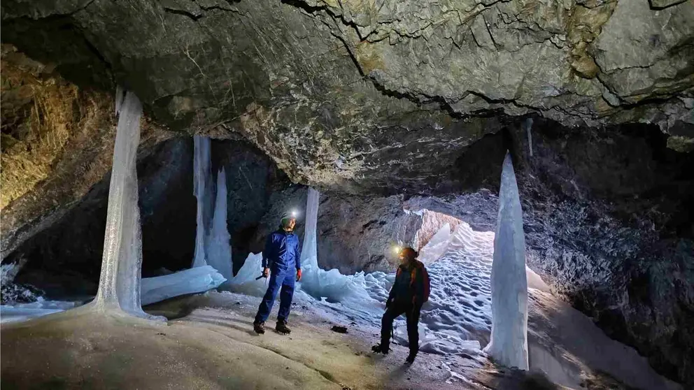 Investigadores del Instituto Pirenaico de Ecolog&iacute;a explorando cuevas heladas en el macizo del Monte Perdido. MARIO BIELSA