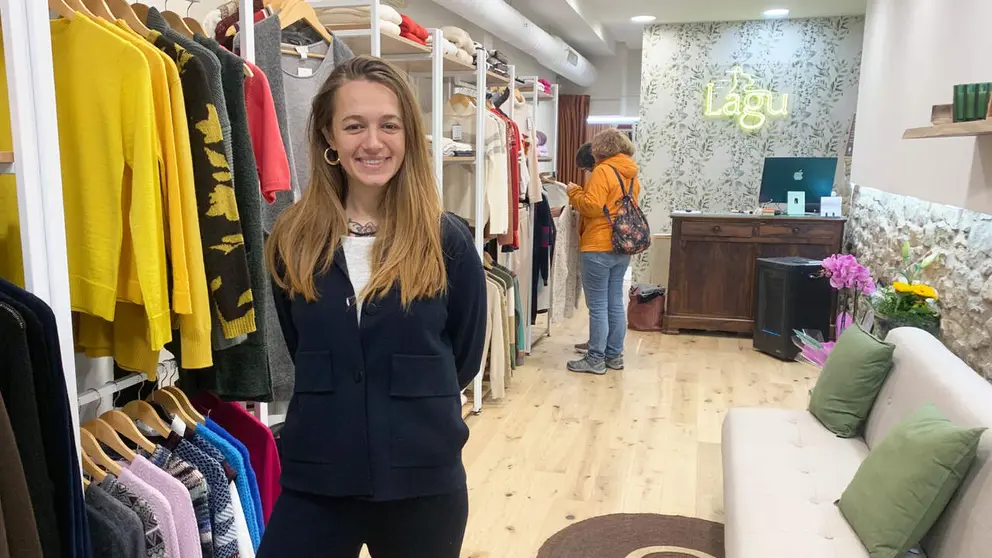 M&oacute;nica en su tienda de ropa Lagu en la calle Curia 26 de Pamplona. Navarra.com