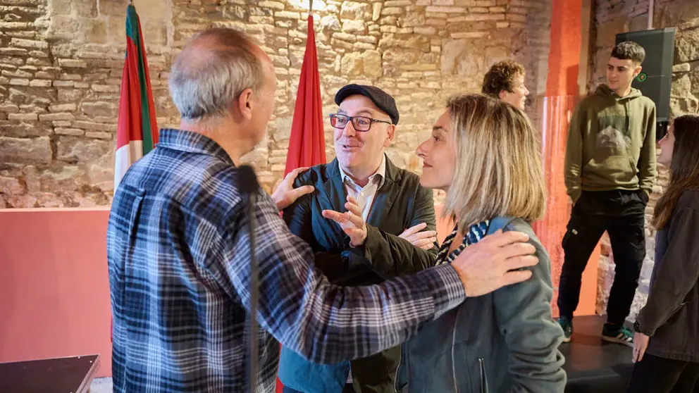Floren Aoiz (en el centro de la imagen). A la derecha, Miren Zabaleta. PABLO LASAOSA