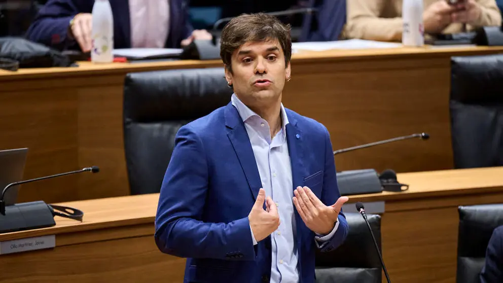 Pablo Azcona, de Geroa Bai, durante el pleno del Parlamento de Navarra. PABLO LASAOSA