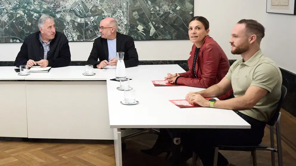 Los grupos que conforman el Gobierno municipal de Pamplona, EH Bildu, Geroa Bai y Contigo-Zurekin, mantienen un primer encuentro con el PSN-PSOE para iniciar los contactos de cara a la elaboraci&oacute;n de los Presupuestos de Pamplona para 2027. NAVARRA.COM