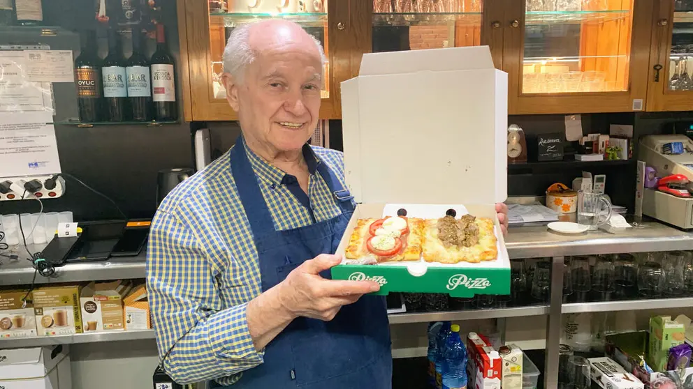 Ra&uacute;l Aristizabal sostiene unas pizzas en La Tablita de Pamplona. Navarra.com