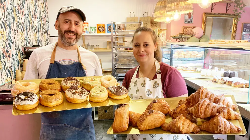 Miguel &Aacute;ngel y Minerva sostienen dos bandejas de pasteles. Navarra.com
