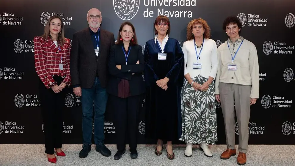 De izda. A dcha.: M&oacute;nica V&aacute;zquez, l&iacute;der del proyecto NRC y directora del &Aacute;rea de Desarrollo Profesional e Investigaci&oacute;n en Enfermer&iacute;a; Jes&uacute;s Sanz, presidente de ANDE; Carmen Rumeu, directora corporativa de Enfermer&iacute;a de la Cl&iacute;nica; Mercedes Ferro, vicepresidenta de ANDE; Blanca Fern&aacute;ndez, secretaria de ANDE; y Cristina Oroviogoicoechea, directora del &Aacute;rea de Desarrollo de la Pr&aacute;ctica e Innovaci&oacute;n en Enfermer&iacute;a.