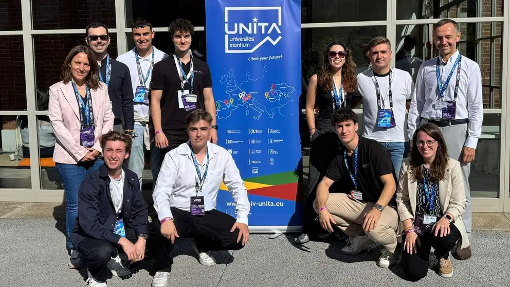 Delegaci&oacute;n navarra fotografiada en Tur&iacute;n. De pie (de izq. a dcha.): Idoia San Mart&iacute;n, David Elizondo, Iv&aacute;n L&oacute;pez, Aser M&eacute;ndez, Leyre Asurmendi, Unai Arriazu y Pablo Sanchis. En cuclillas (de izq. a dcha.): Gorka Biurrun, I&ntilde;igo Irurzun, Izan L&oacute;pez de Aberasturi y Leyre Catal&aacute;n. UPNA