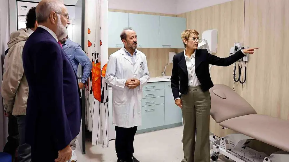 La presidenta de Navarra, Mar&iacute;a Chivite, y el consejero de Salud, Fernando Dom&iacute;nguez (i), han acudido este mi&eacute;rcoles a la inauguraci&oacute;n del nuevo Centro de Salud de Villava / Atarrabia que entrar&aacute; en funcionamiento esta semana y atender&aacute; a m&aacute;s de 12.000 personas. EFE/Villar L&oacute;pez