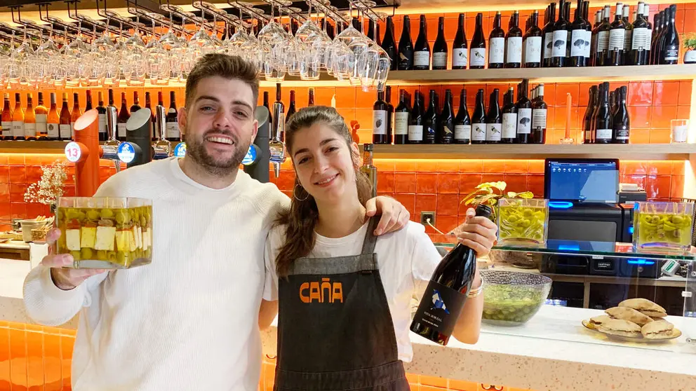 Ignacio Mozaz y Sara Amatriain en el bar La Ca&ntilde;a en Pamplona. Navarra.com
