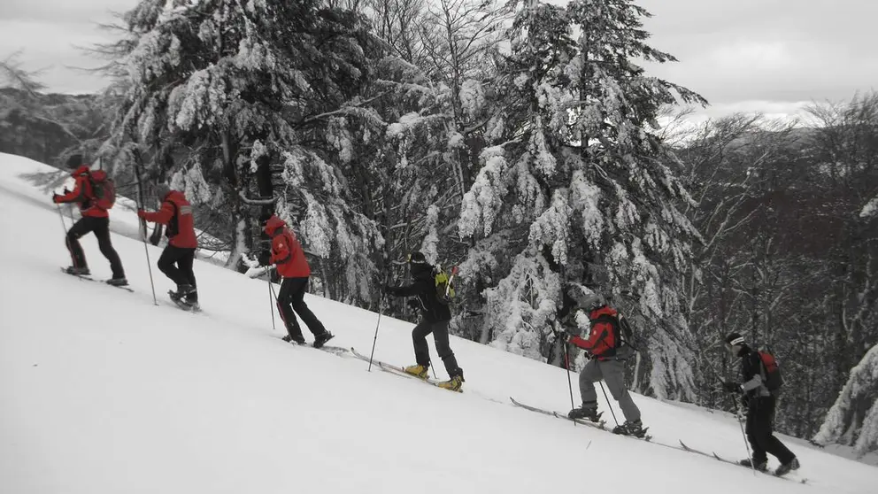 Imagen de archivo de unos rescatadores en la nieve. GOBIERNO DE NAVARRA