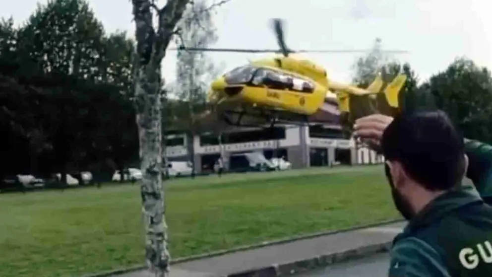 Momento en el que despega el helic&oacute;ptero con la mujer atendida en su interior. GUARDIA CIVIL