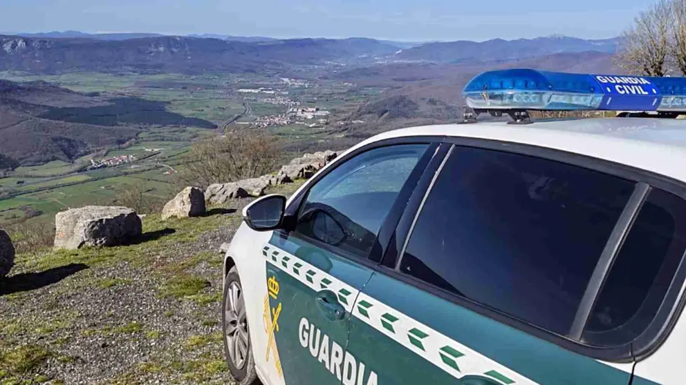 Una patrulla de la Guardia Civil en Artesiaga. GUARDIA CIVIL