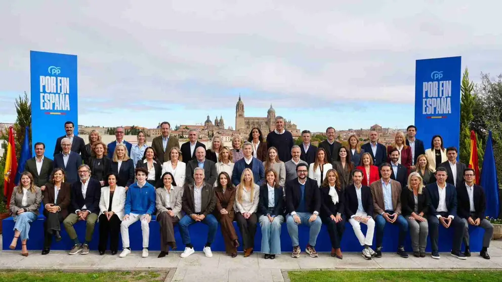 Los candidatos del PP de las 52 provincias junto al presidente del partido, Alberto N&uacute;&ntilde;ez Feij&oacute;o. PP