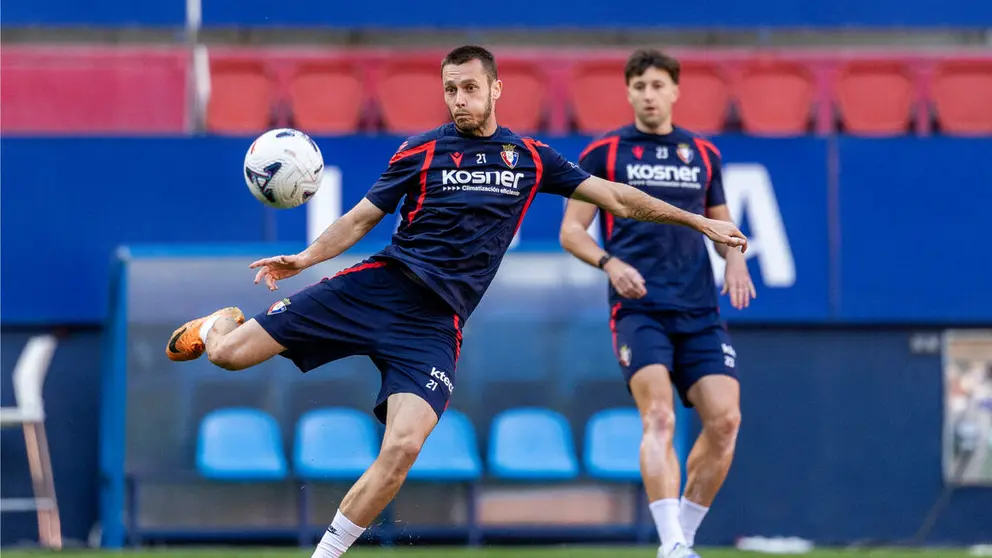 El delantero Jonathan Dubasin en acci&oacute;n en un entrenamiento. CA. Osasuna
