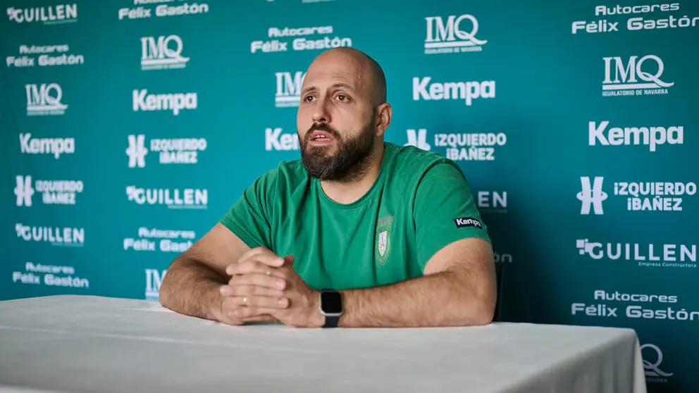 Nacho Moyano, entrenador del Anaitasuna, en rueda de prensa. PABLO LASAOSA