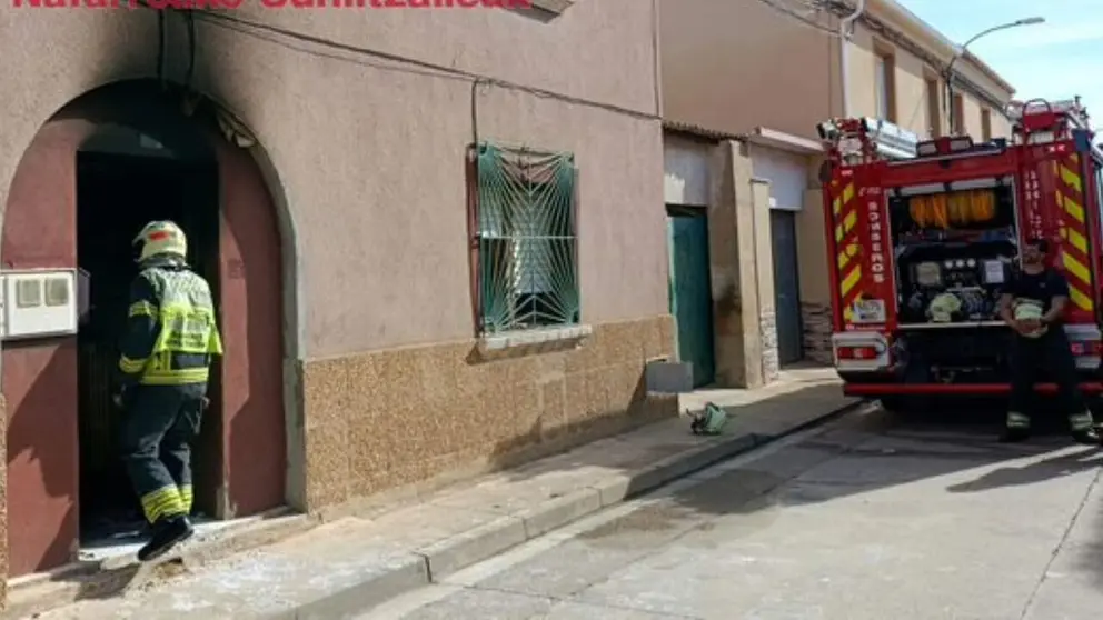 Los bomberos sofocan las llamas en la vivienda afectada por el incendio en Ribaforada. BOMBEROS DE NAVARRA