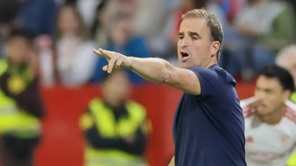 Jagoba Arrasate da indicaciones a sus jugadores en el partido Sevilla - Osasuna. Foto EFE/Jos&eacute; Manuel Vidal.