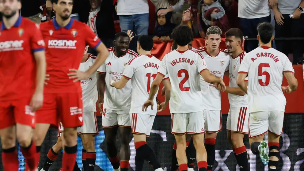 Los jugadores del Sevilla celebran el segundo gol del equipo sevillista durante el encuentro de la Liga EA Sports que disputan este lunes Sevilla y Osasuna en el estadio S&aacute;nchez Pizju&aacute;n, en Sevilla. EFE / Jos&eacute; Manuel Vidal.
