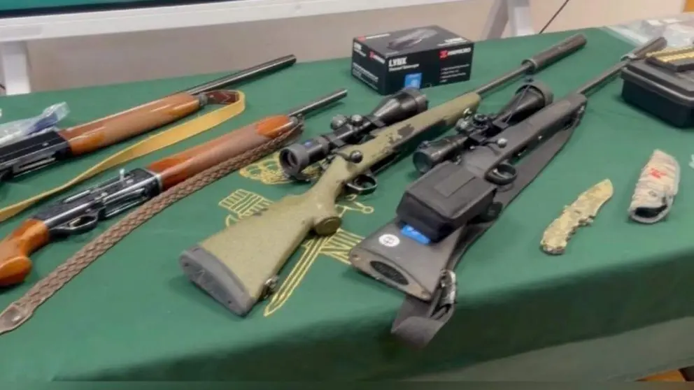 Armas decomisadas al cazador furtivo. GUARDIA CIVIL