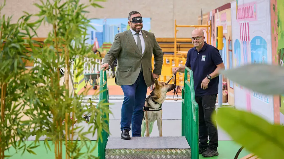 Exhibici&oacute;n de un nuevo modelo de perros gu&iacute;a en Navarra que organiza la Fundaci&oacute;n ONCE. PABLO LASAOSA