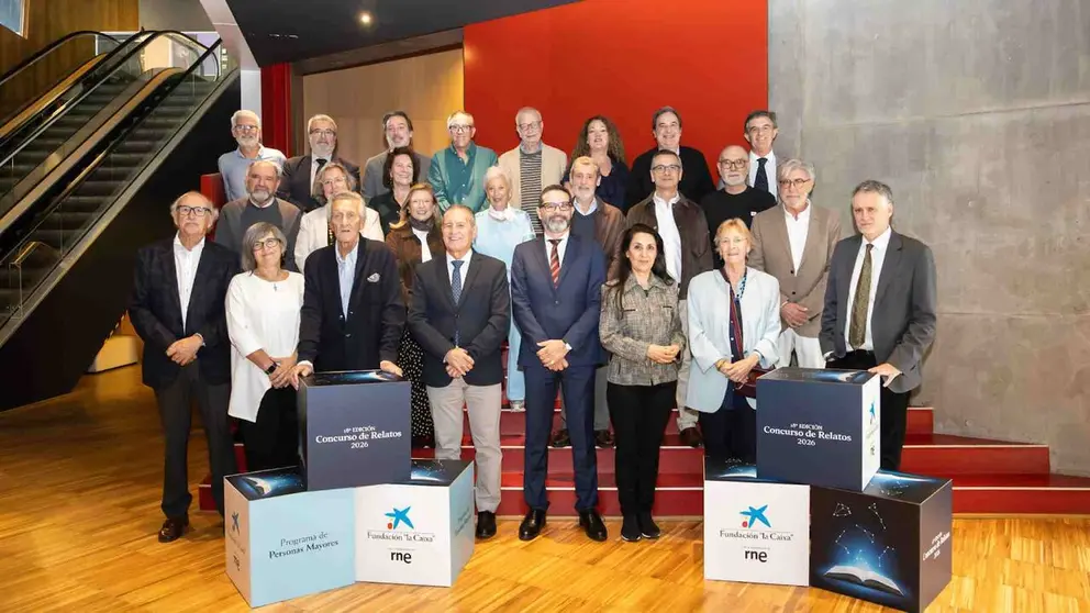 Foto de familia en el acto de entrega de premios de la XVIII edici&oacute;n del Concurso de Relatos Escritos por Personas Mayores, en CaixaForum Zaragoza. FUNDACI&Oacute;N LA CAIXA