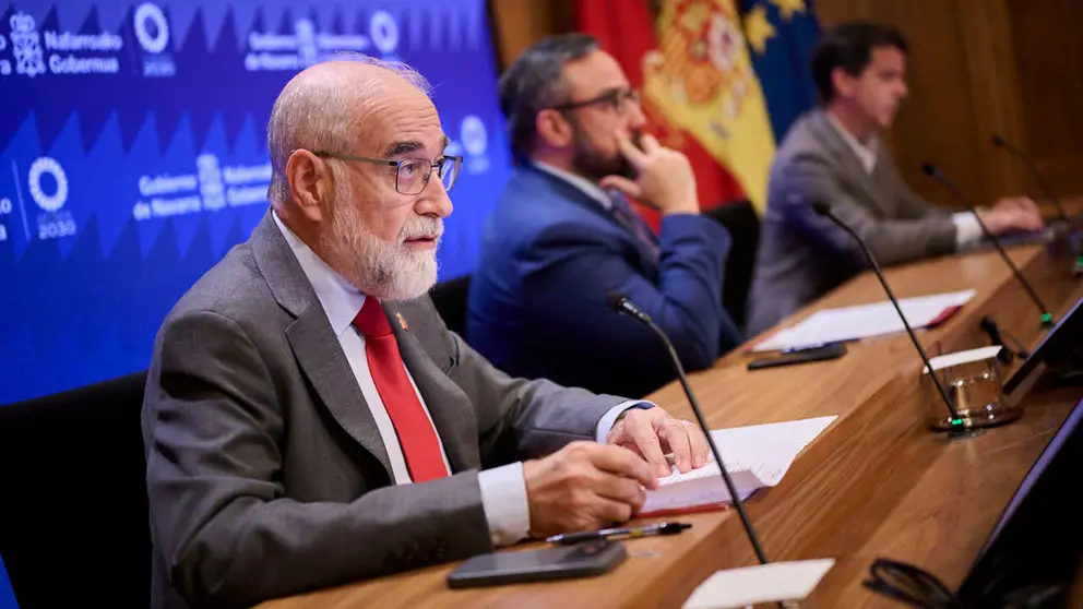 Fernando Dom&iacute;nguez, consejero de Salud, tras la sesi&oacute;n de Gobierno. PABLO LASAOSA