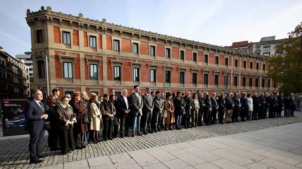Concentraci&oacute;n de los representantes del Parlamento de Navarra por la tragedia ferroviaria de Todelo. I&Ntilde;IGO ALZUGARAY