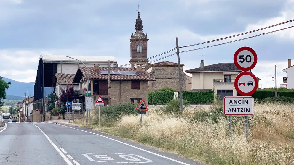 La localidad de Anc&iacute;n con la torre de la iglesia de San Fausto. Navarra.com