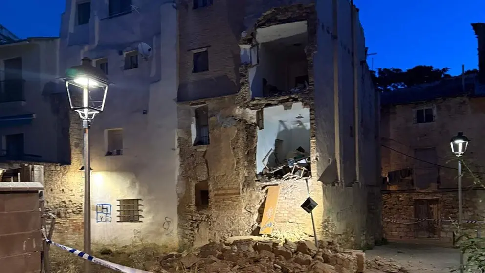 Imagen de la fachada derrumbada en Tudela. POLIC&Iacute;A MUNICIPAL DE TUDELA