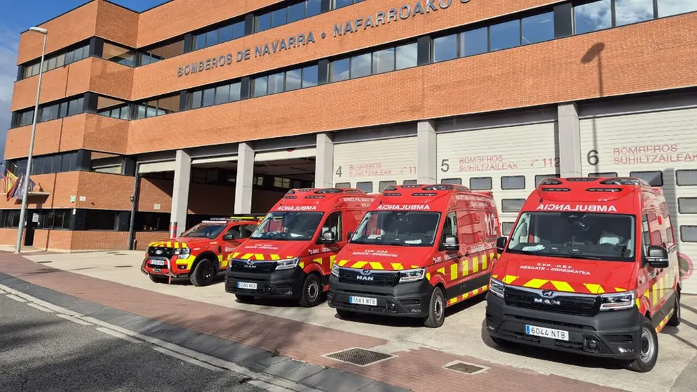 Imagen de las nuevas ambulancias y de la bomba forestal. GOBIERNO DE NAVARRA