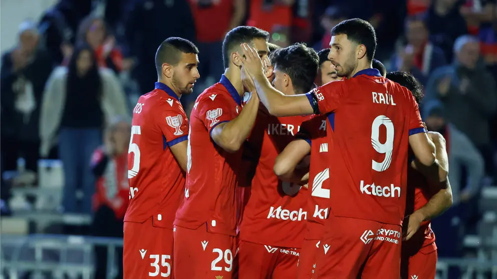 Los jugadores del Osasuna celebran un gol durante la primera ronda de la Copa del Rey que disputan el Atl&eacute;tico Calatayud y el CA Osasuna este jueves, en el Estadio Municipal de San I&ntilde;igo, en Calatayud (Zaragoza). EFE/ Javier Cebollada