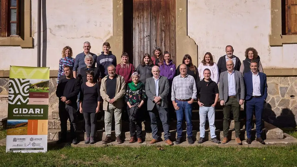 El consejero Aierdi, con los alumnos y alumnas participantes en el primer curso de grado formativo en ganader&iacute;a extensiva. GOBIERNO DE NAVARRA