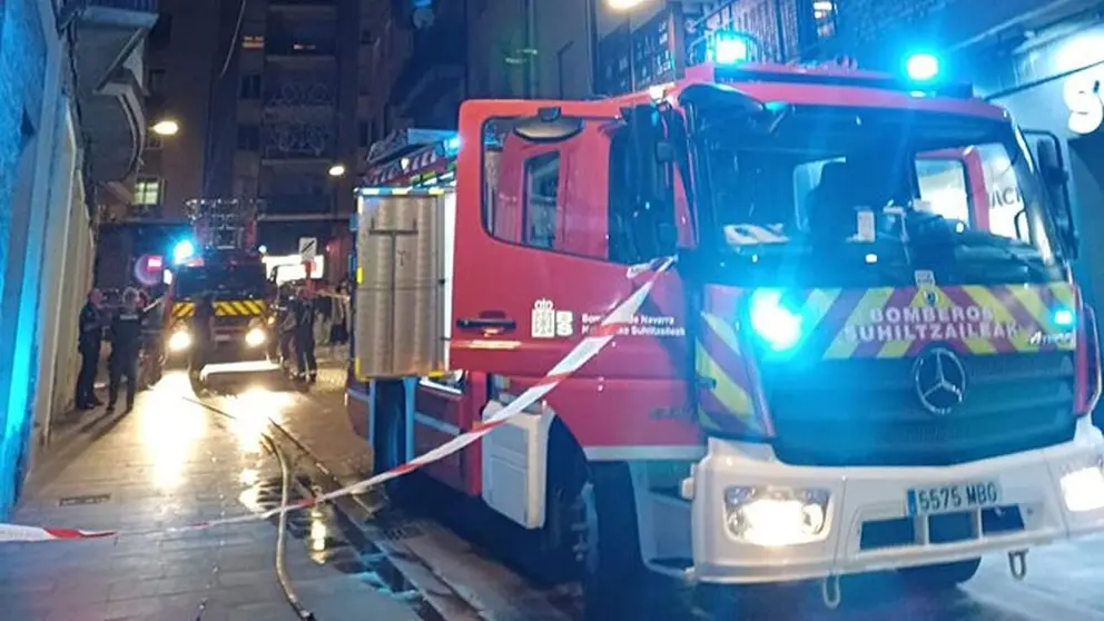 Los bomberos intervienen en el incendio de una vivienda en Tudela. BOMBEROS DE NAVARRA