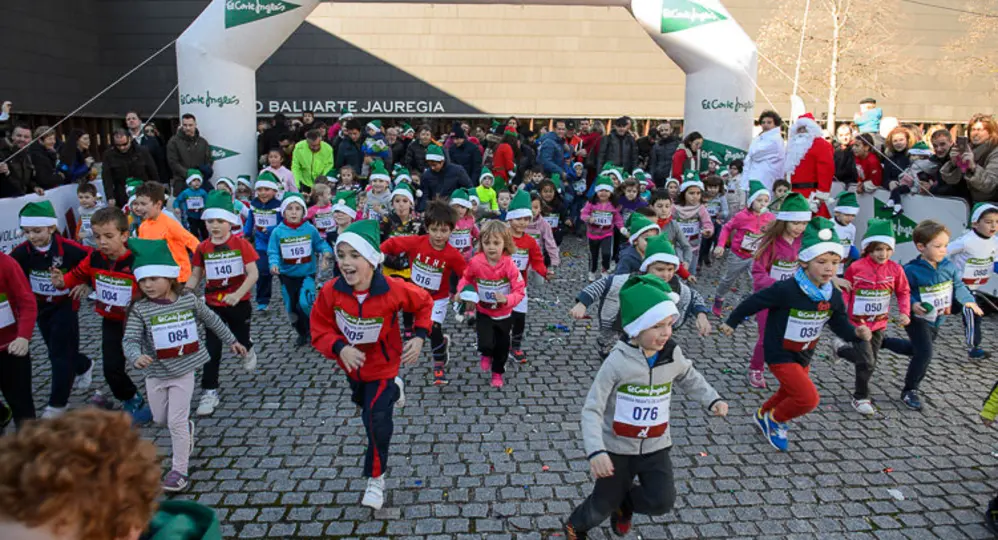 Disfrute infantil en la carrera solidaria celebrada en la plaza de Baluarte de Pamplona