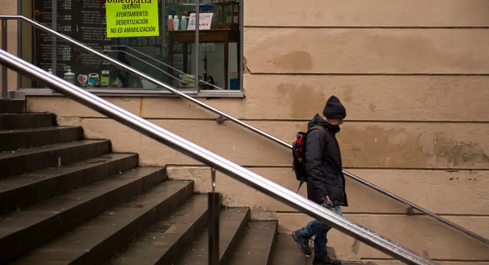 Varios comercios de Pamplona 'empapelan' sus negocios con consignas contra los cambios de tráfico de Asirón