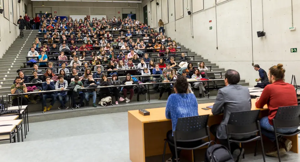GALERÍA. La frenética visita de Alberto Garzón (IU) a Pamplona: de la UPNA al Colegio de Médicos