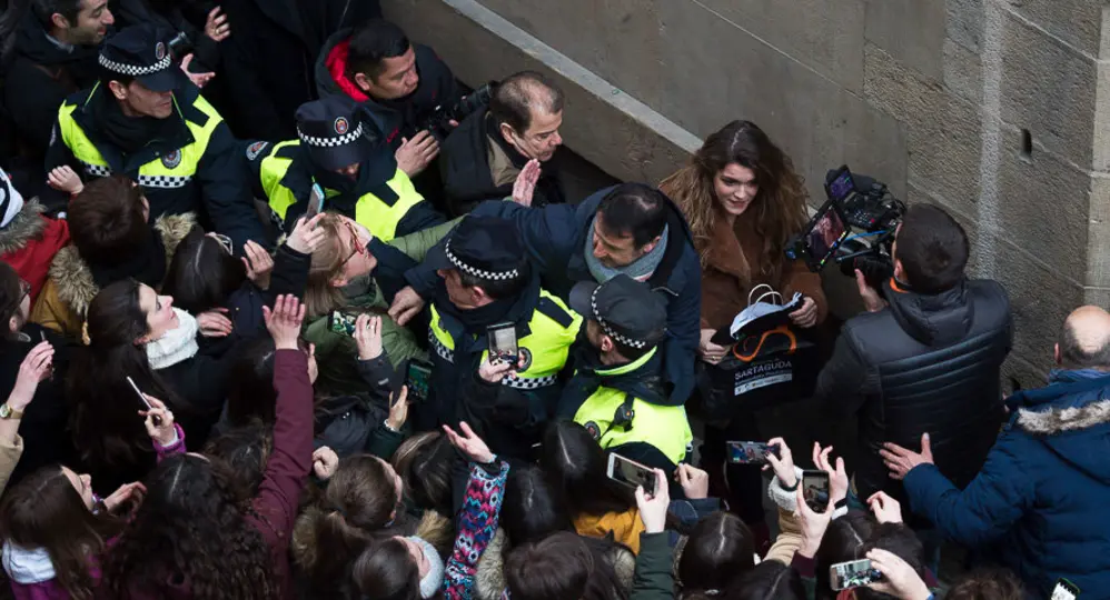 Amaia 'arrasa' en la plaza del Ayuntamiento de Pamplona: gritos, histeria y saludos desde el balcón