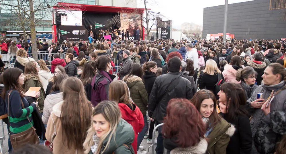 Amaia Romero reparte firmas y emoción a sus fans pamplonicas: los momentos más especiales de su firma de discos