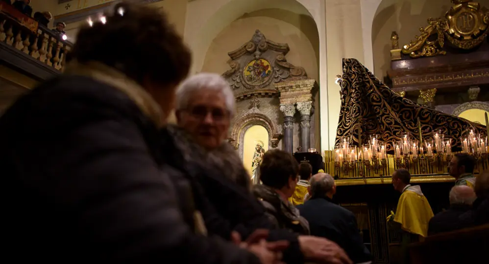 GALERÍA: Fervor a pie de calle con miles de pamploneses acompañan a La Dolorosa en su marcha a la Catedral