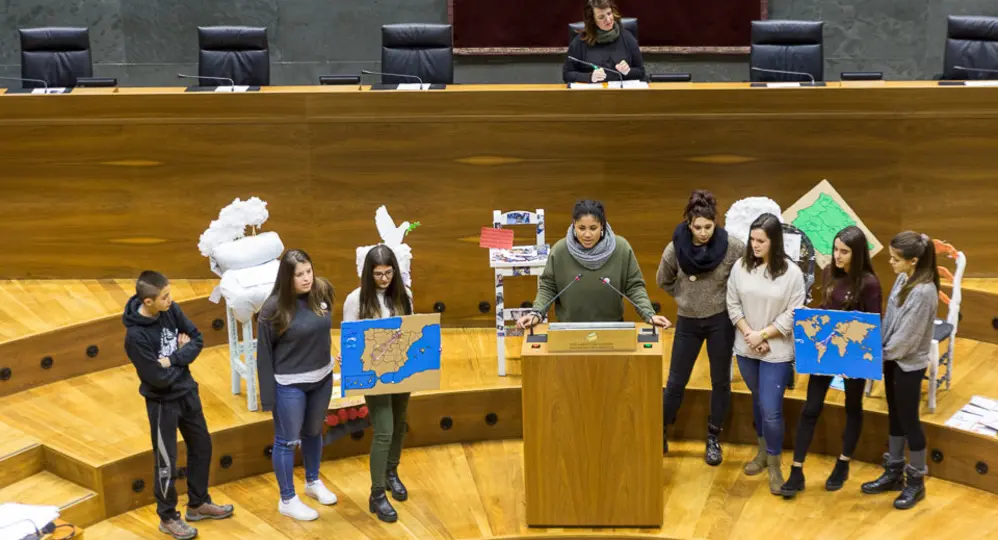 Los alumnos toman la palabra en el Parlamento de Navarra y dan una 'lección' a los políticos: que se trabaje por los refugiados