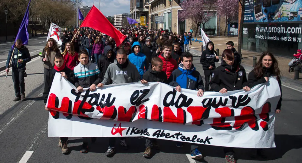 GALERÍA: Estudiantes abertzales se encapuchan para protestar en Pamplona en una huelga estudiantil