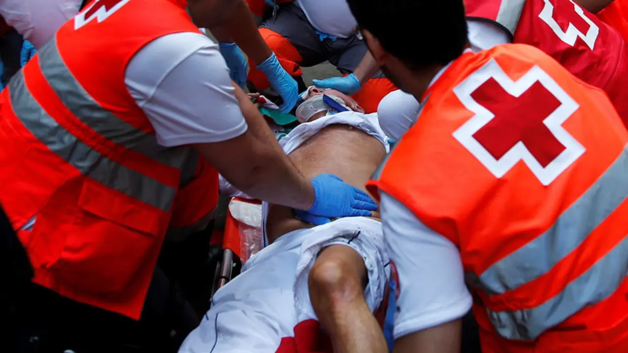 Uno de los heridos en el encierro de los Cebada Gago mientras es atendido por los servicios sanitarios. REUTERS SUSANA VERA