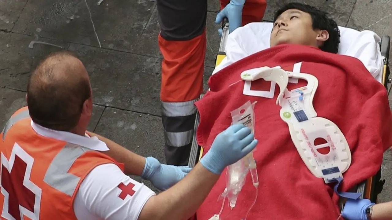 Un mozo de origen asiático es alcanzado por un toro de la ganadería y corneado en Santo Domingo. EFE  Juan Pedro Urdíroz.