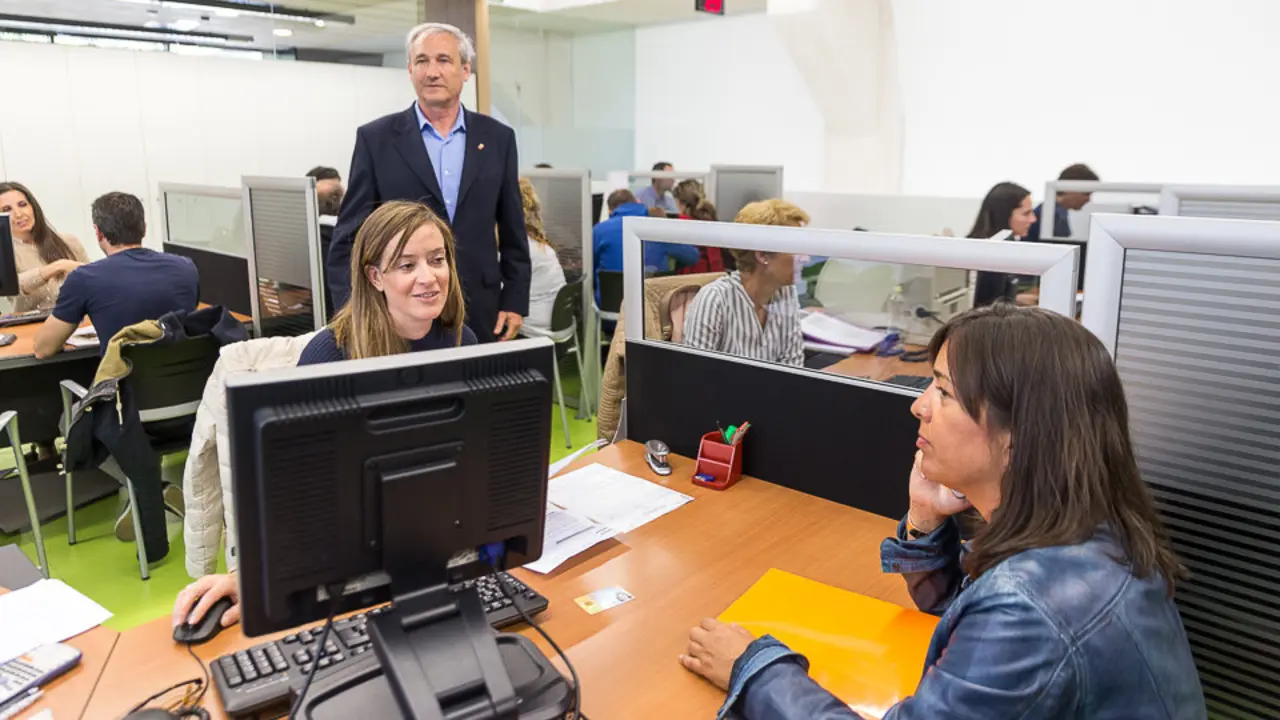 El consejero Mikel Aranburu visita la oficina de Hacienda en el primer día de campaña que se puede presentar la declaración de la renta de 2016 de forma presencial (24). IÑIGO ALZUGARAY